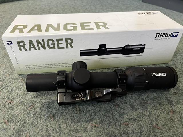 Zielfernrohr Steiner Ranger 1-4x24 mit montierter Weaver Picatinny Montage – Bild 1