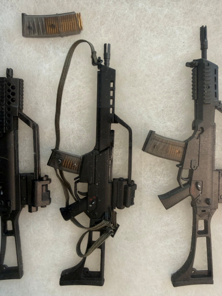 Große Heckler & Koch G36 Sammlung 1:6 – verschiedene G36 Varianten – Präsentationsbox – Bild 2