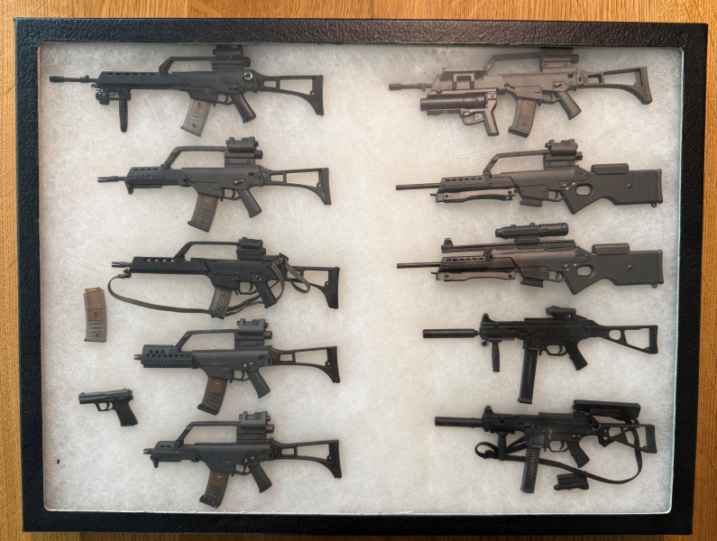 Große Heckler & Koch G36 Sammlung 1:6 – verschiedene G36 Varianten – Präsentationsbox – Bild 1