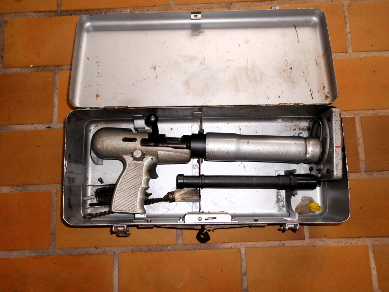 Bolzenschussgerät Schussapparat original DDR in Metallkiste – Bild 1