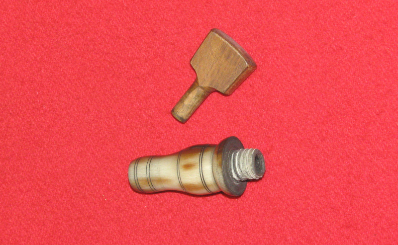 Museale Pulverflasche / Pulverfüller aus Horn – Bild 6