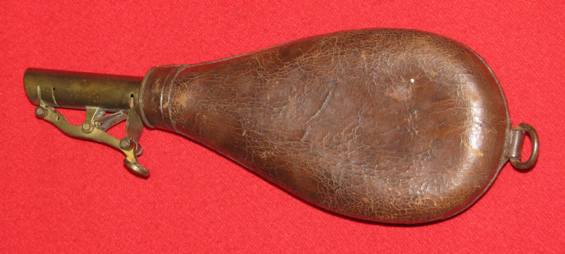 Alter Schrotbeutel aus Leder mit Dosier - Einrichtung – Bild 2