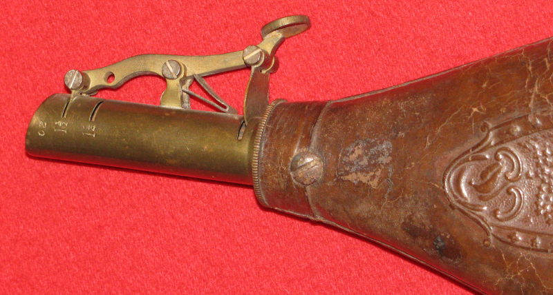 Alter Schrotbeutel aus Leder mit Dosier - Einrichtung – Bild 3
