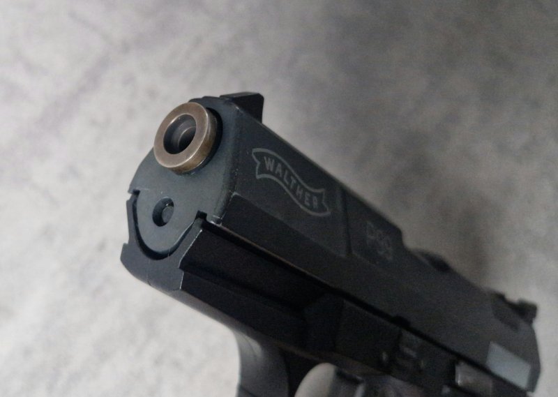 Walther P99 Unikat (9mm P.A.K.) – Komplettset mit 2 Holstern, Deko-Extra & Zubehör – Bild 3