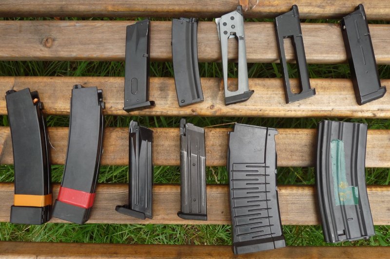 Konvolut Airsoft Magazine Pistole Clock etc. mechanisch u Co2 – Bild 2