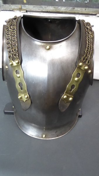 Alter Französischer Kürass von 1832/34 mit Helm ob der Helm Dazugehörige? – Bild 1