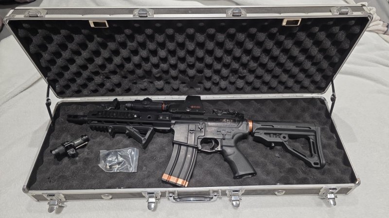 Airsoft Komplettset im Alu Koffer: ICS M4 S-AEG + 3 Pistolen + A-TACS + Volles Zubehör – Bild 1