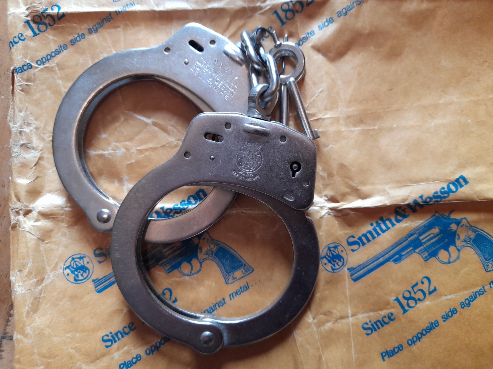 Smith and Wesson Handcuffs, Handfessel, Handschellen – stampa 1