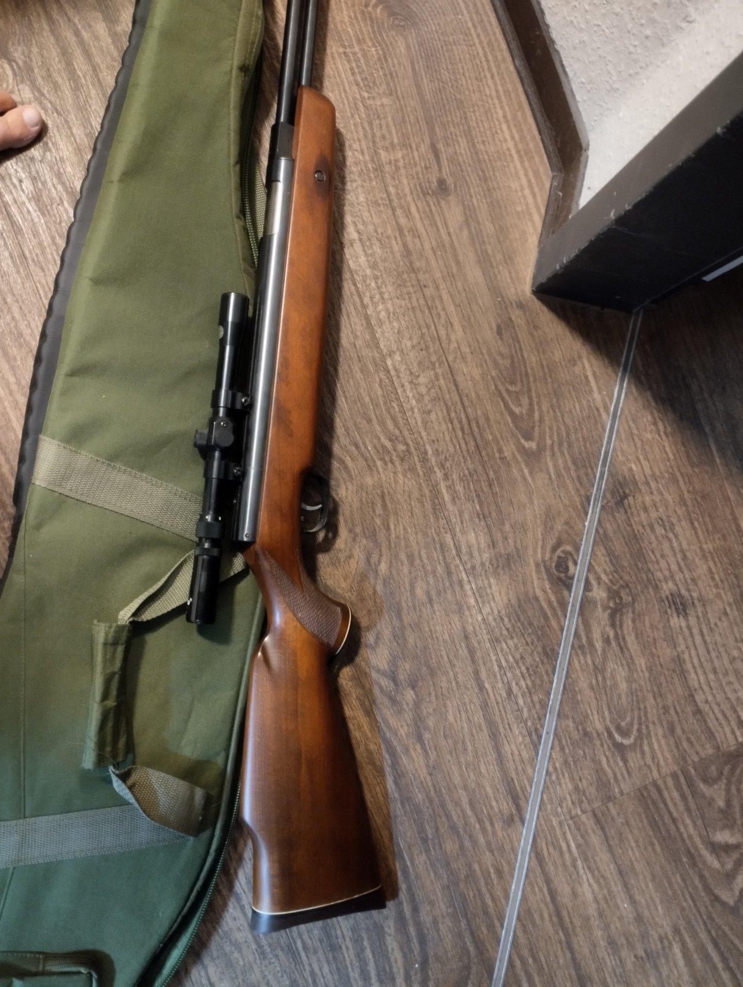Luftgewehr mit Holzschaft, Tasco Zielfernrohr & Transporttasche – Bild 2