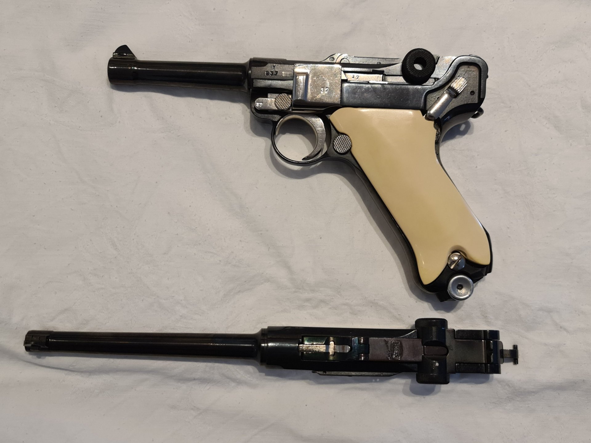 P 08 Luger, im Kal. 9 mm Luger S/42 (Mauserfertigung), mit Wechselsystem, “ Neuwertig üb – Bild 1