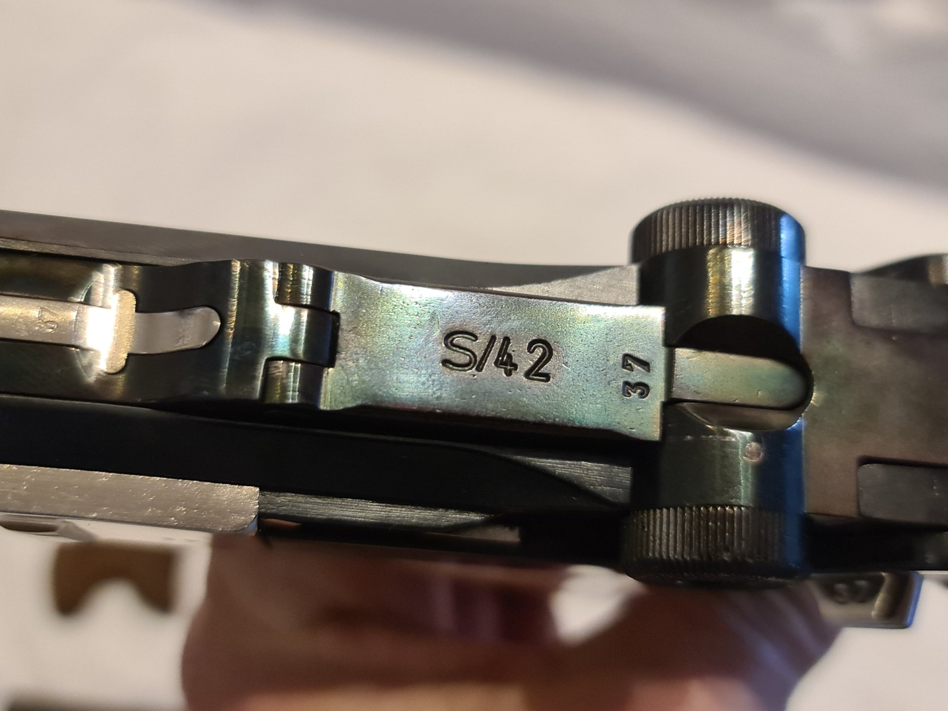 P 08 Luger, im Kal. 9 mm Luger S/42 (Mauserfertigung), mit Wechselsystem, “ Neuwertig üb – Bild 3