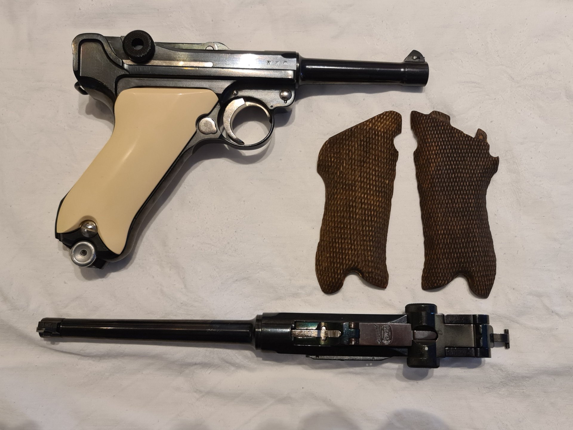 P 08 Luger, im Kal. 9 mm Luger S/42 (Mauserfertigung), mit Wechselsystem, “ Neuwertig üb – Bild 2