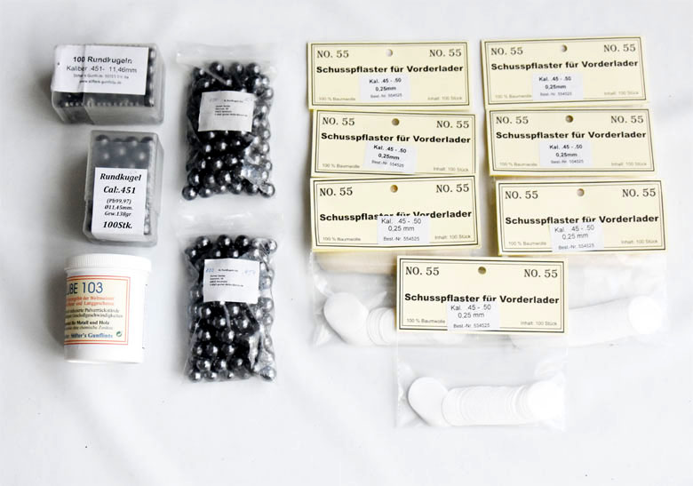 Konvolut mit Vorderladerzubehör, Schusspflaster, Geschossfett, Pulverröhrchen, Rundkugeln usw. – Bild 2
