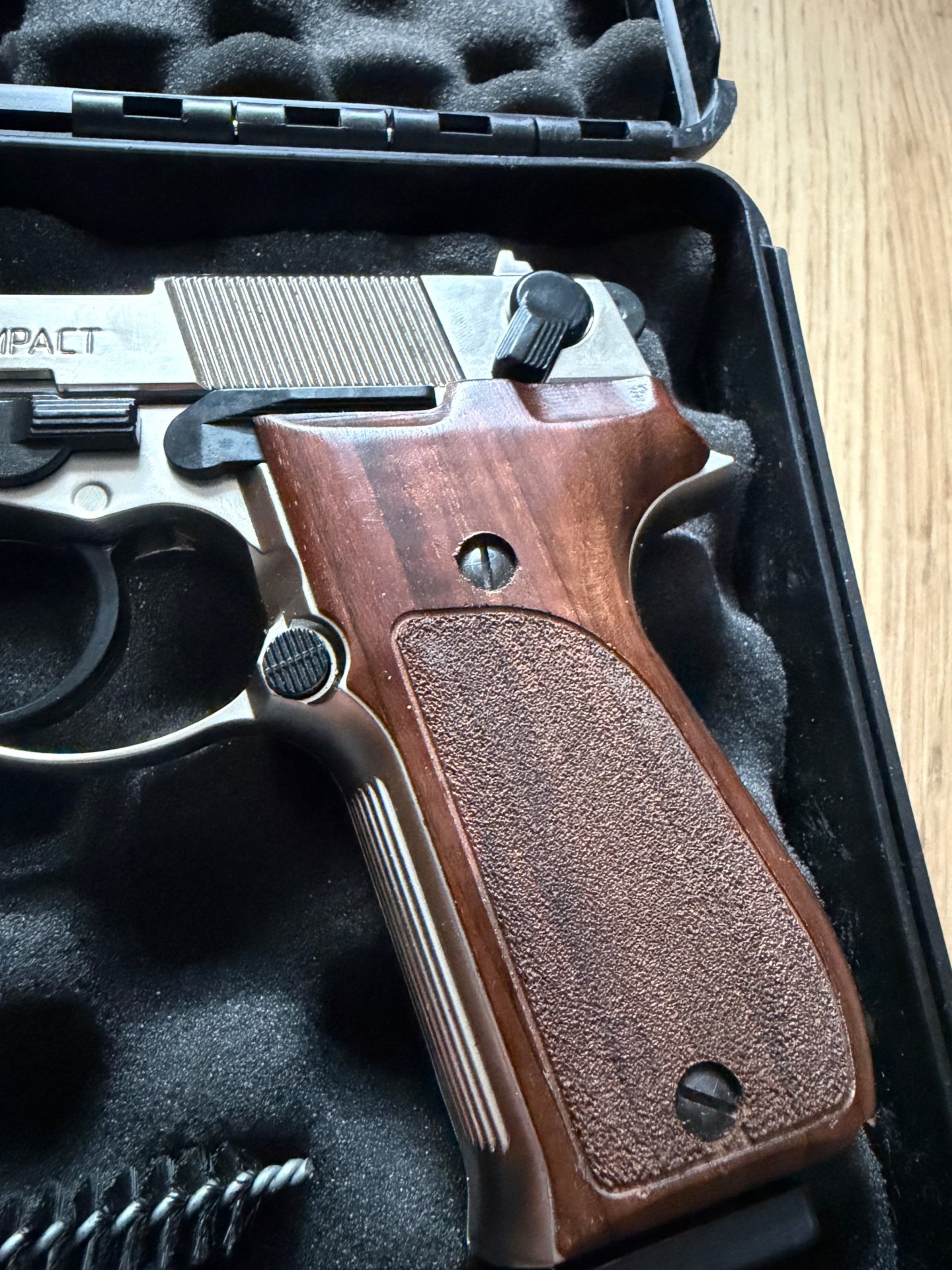 Walther P88 Schreckschusswaffe 9mm Metall-/Nickeloptik mit Holzgriffschalen – Bild 5
