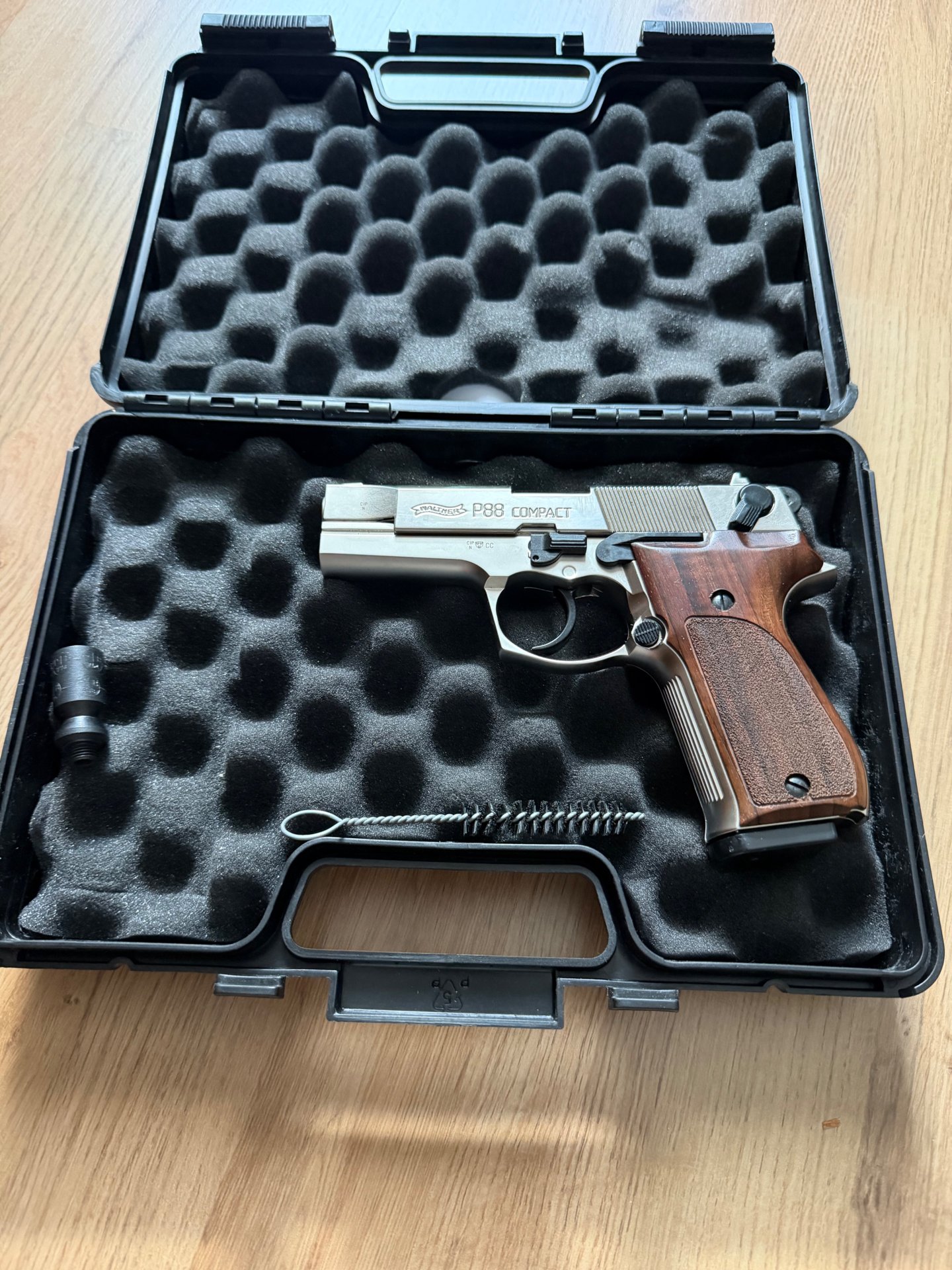 Walther P88 Schreckschusswaffe 9mm Metall-/Nickeloptik mit Holzgriffschalen – Bild 1
