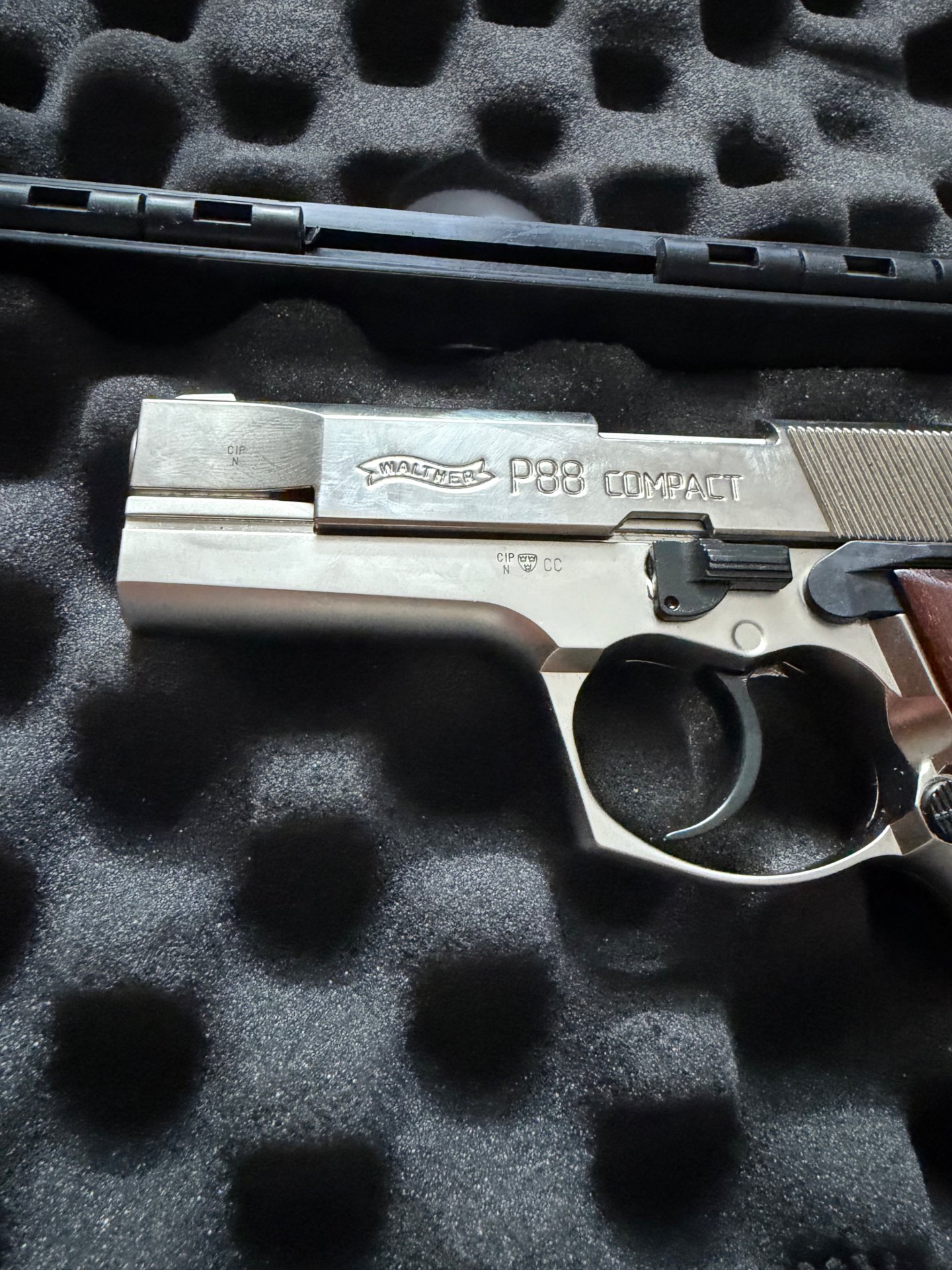 Walther P88 Schreckschusswaffe 9mm Metall-/Nickeloptik mit Holzgriffschalen – Bild 2
