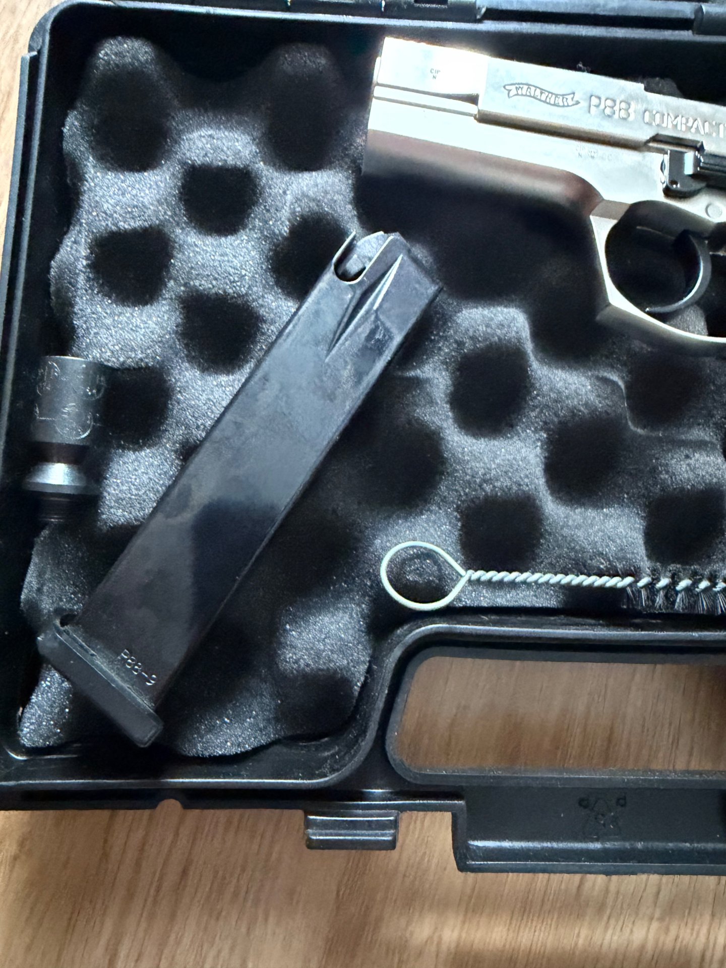 Walther P88 Schreckschusswaffe 9mm Metall-/Nickeloptik mit Holzgriffschalen – Bild 6