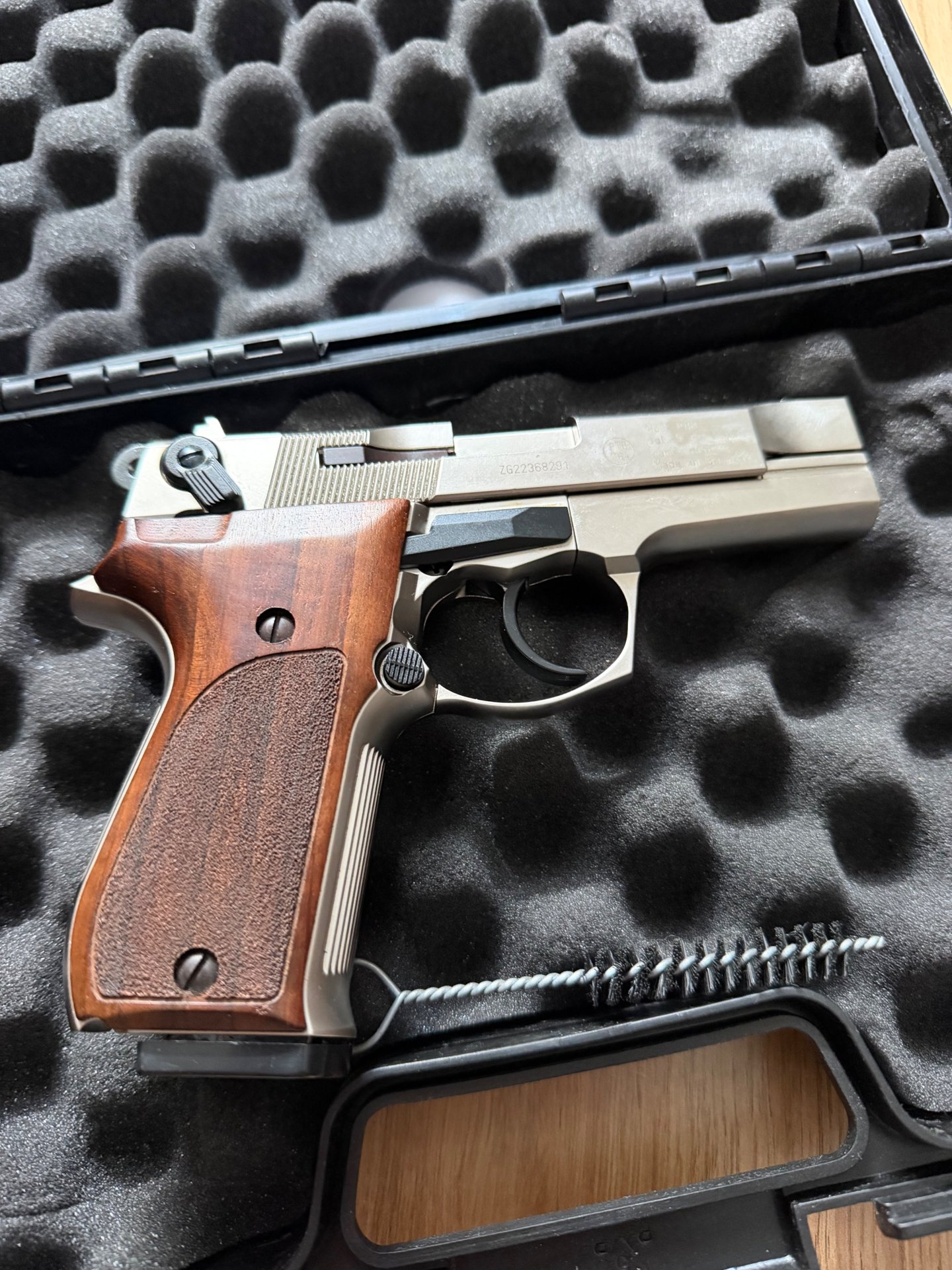 Walther P88 Schreckschusswaffe 9mm Metall-/Nickeloptik mit Holzgriffschalen – Bild 3