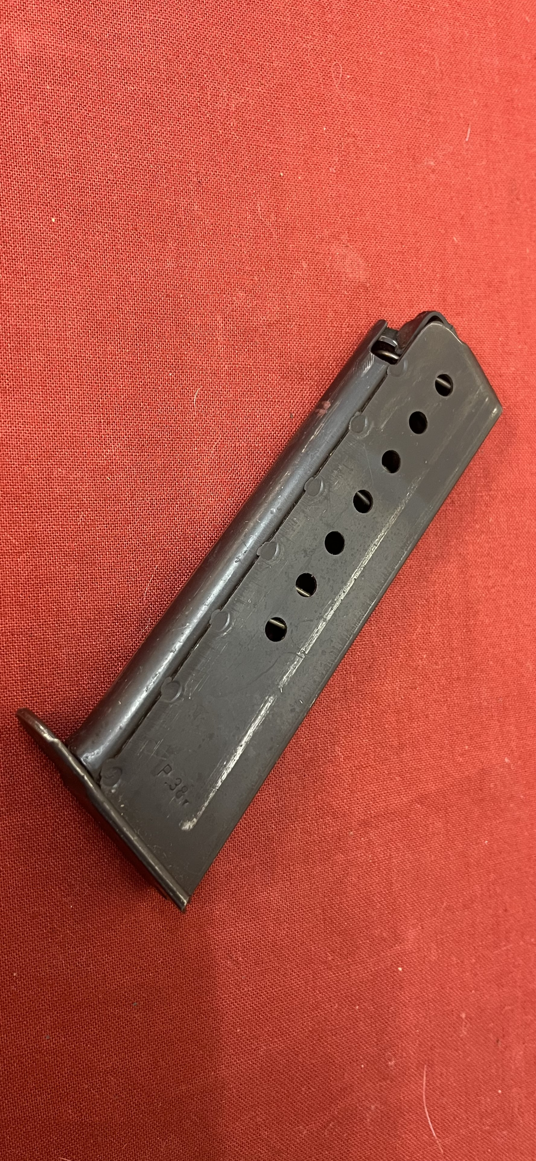 P38 Magazin – Mauser-Fertigung – Adler/135 – Seriennummer am Magazinboden – Bild 1