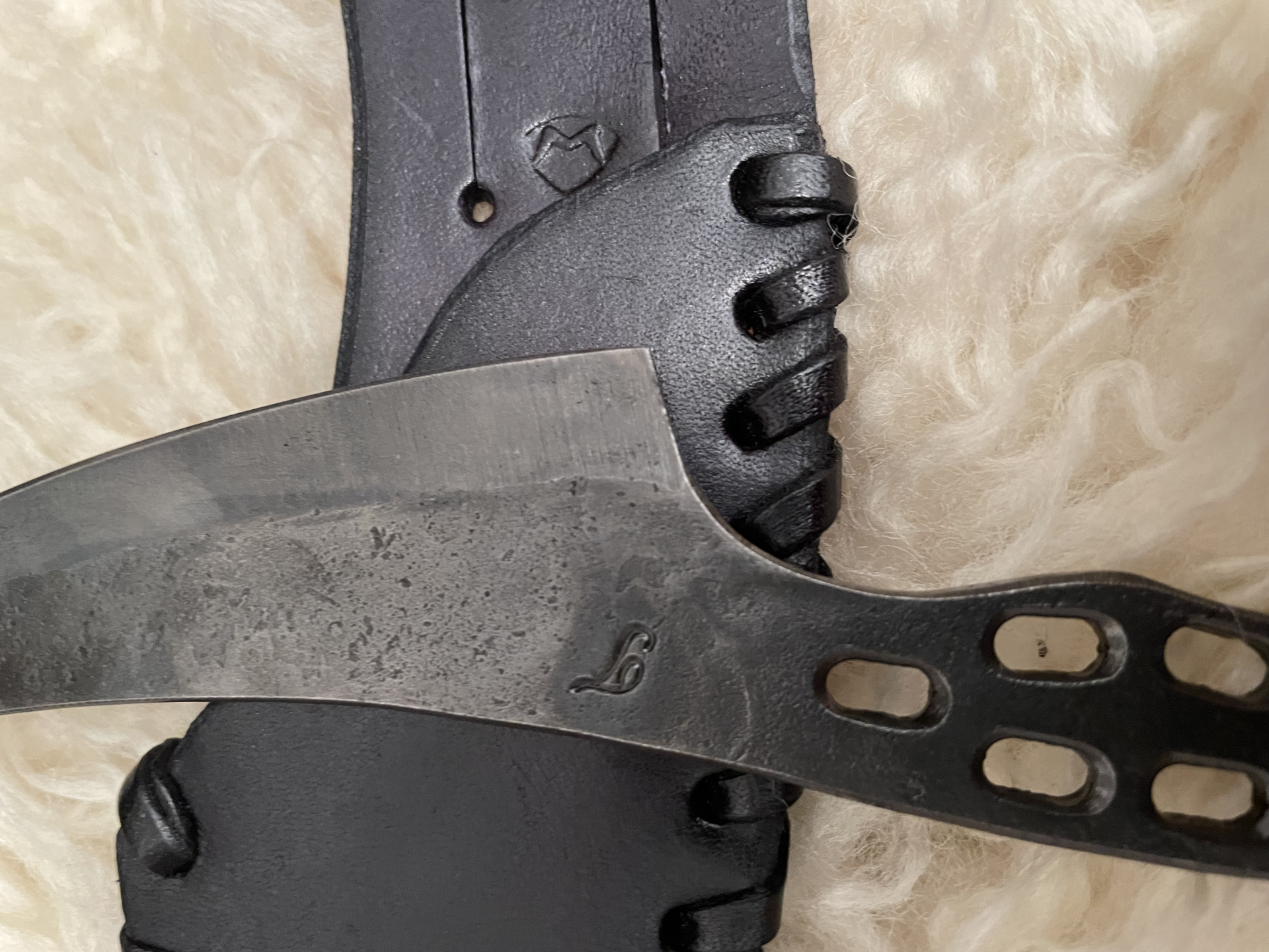 Handgeschmiedetes Messer mit Lederscheide und Hersteller Punze – Bild 2