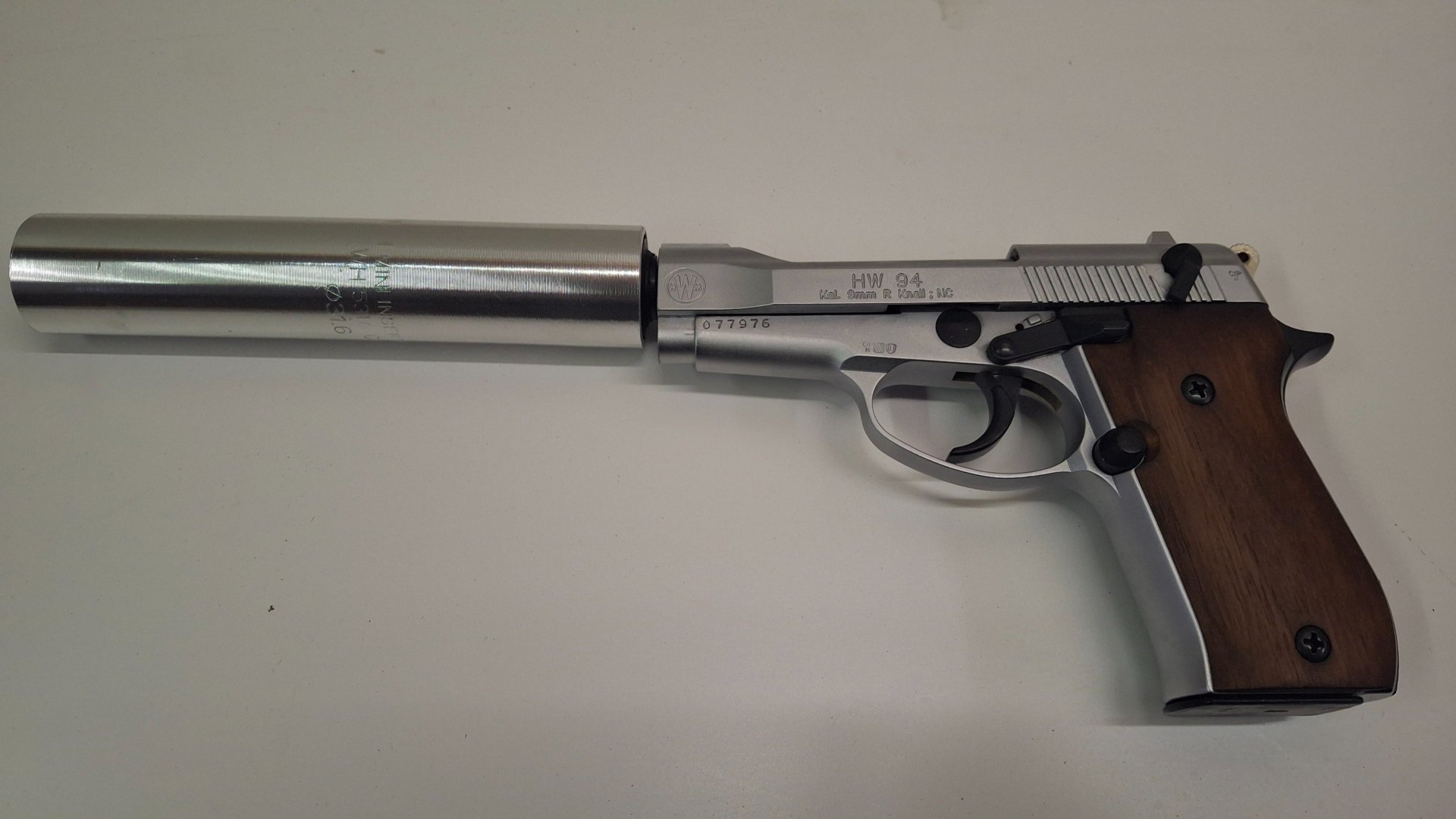 Weihrauch HW 94 mit Schalldämpfer & Ersatzmagazin – Bild 1