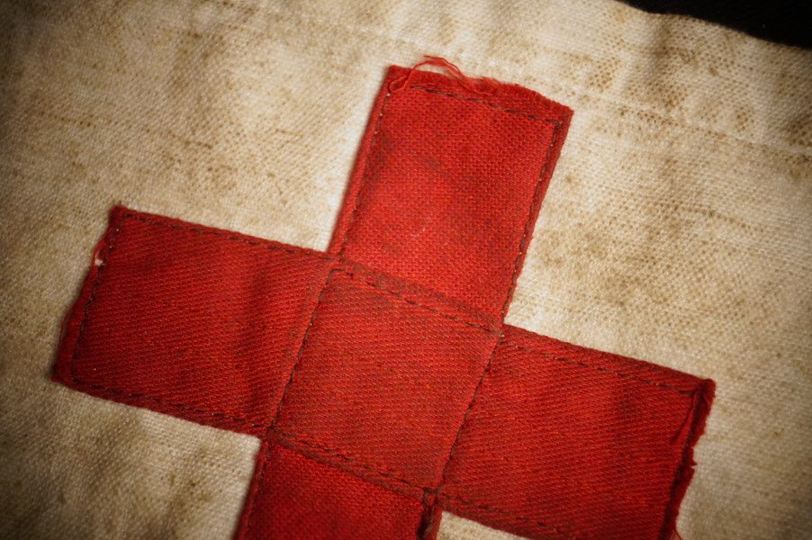 WK1 Rot Kreuz Armbinde, feldmäßig, getragen – Bild 2