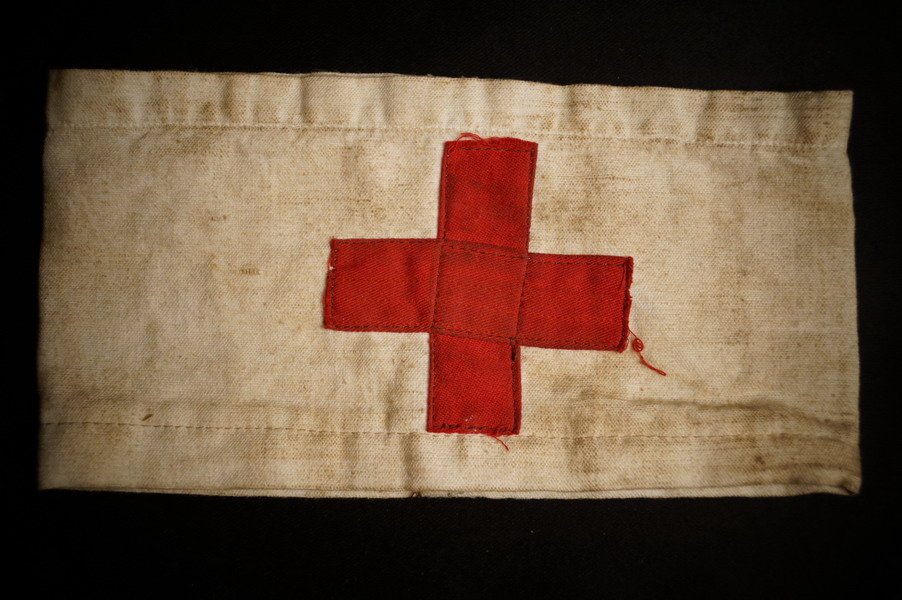 WK1 Rot Kreuz Armbinde, feldmäßig, getragen – Bild 1