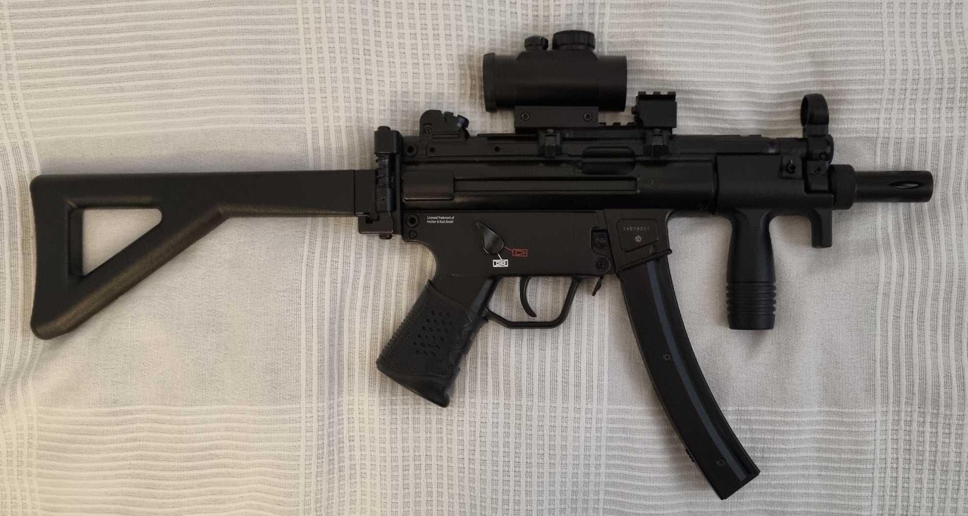 Heckler & Koch Nachbildung MP5 CO² 4,5mm BB mit Reddot – Bild 1