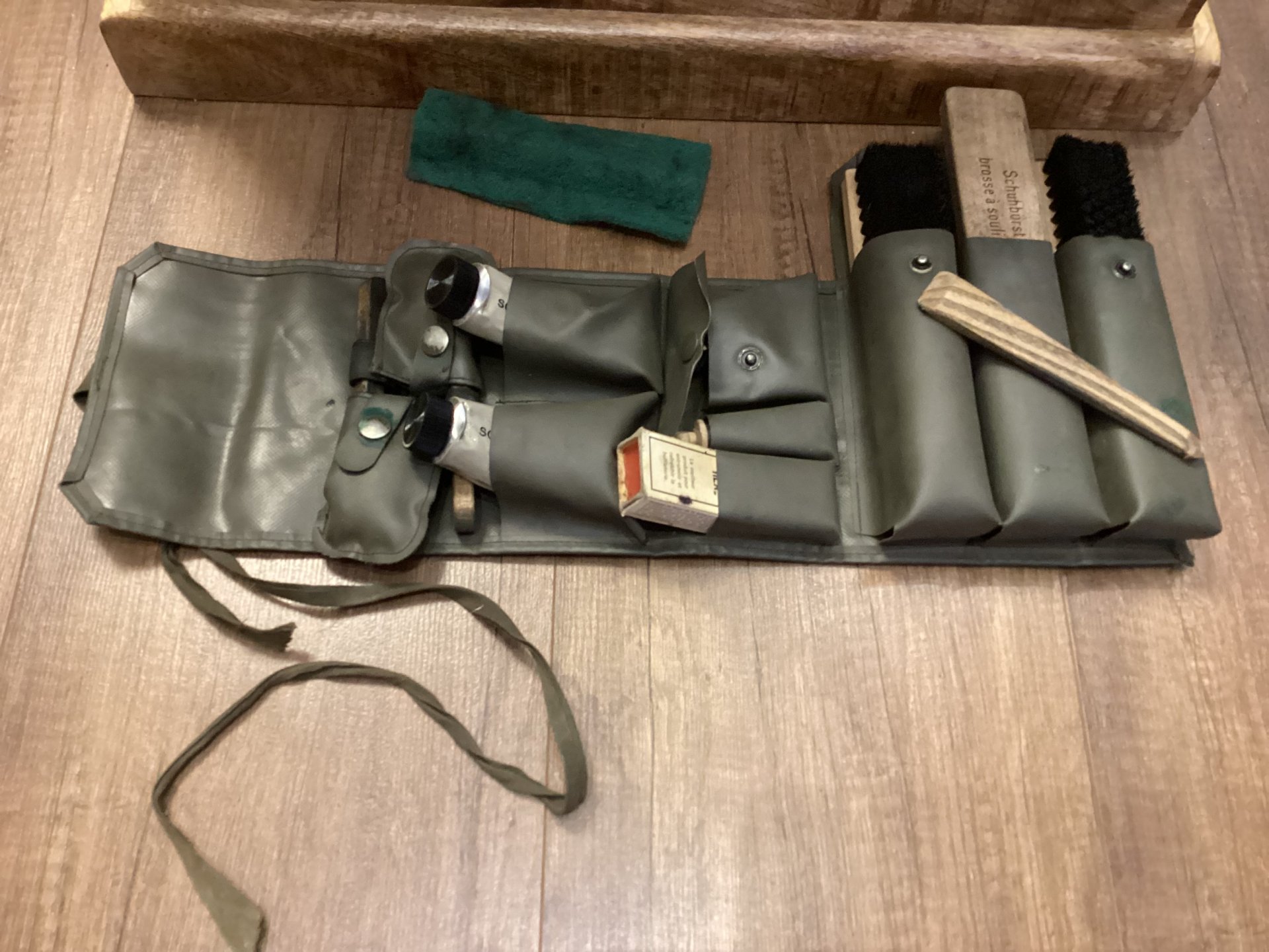 Schuhputzzeug Schweizer Armee – Bild 1