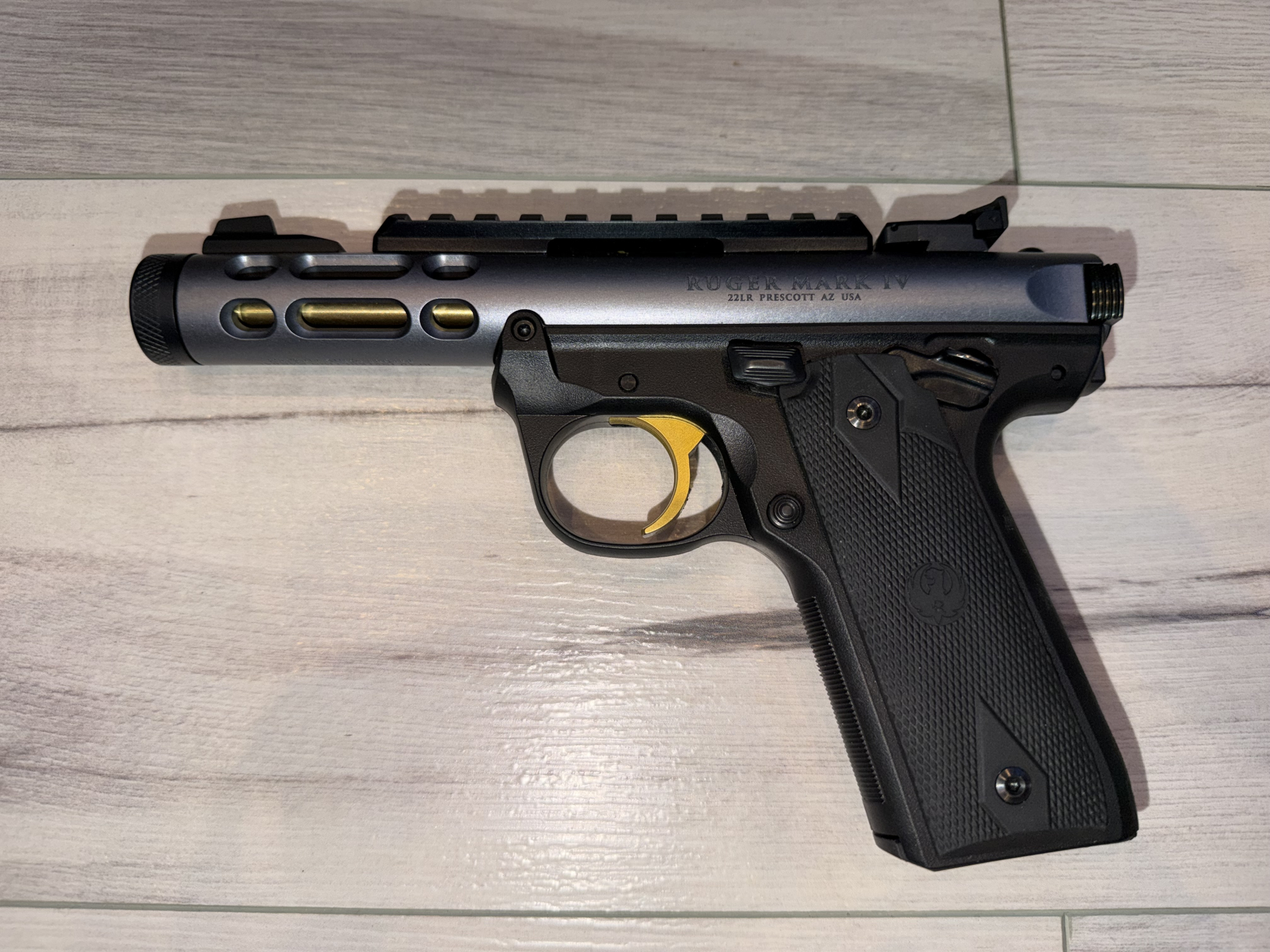 Ruger Mark IV 22/45 Lite Diamond Gray/Gold .22 l.r. 4,4" sehr guter Zustand mit Originalkoffer – Bild 1