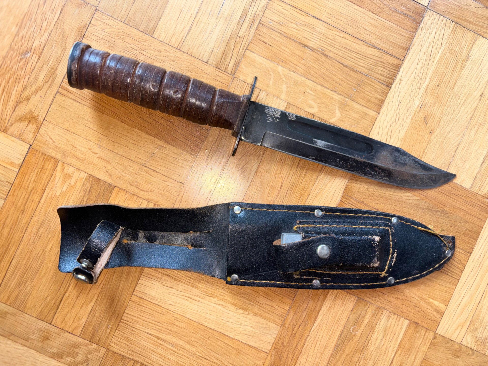 Kampfmesser im USMC Stil KA-BAR Replika mit Schleifstein Lederscheide Messer Top Outdoor! – Bild 1