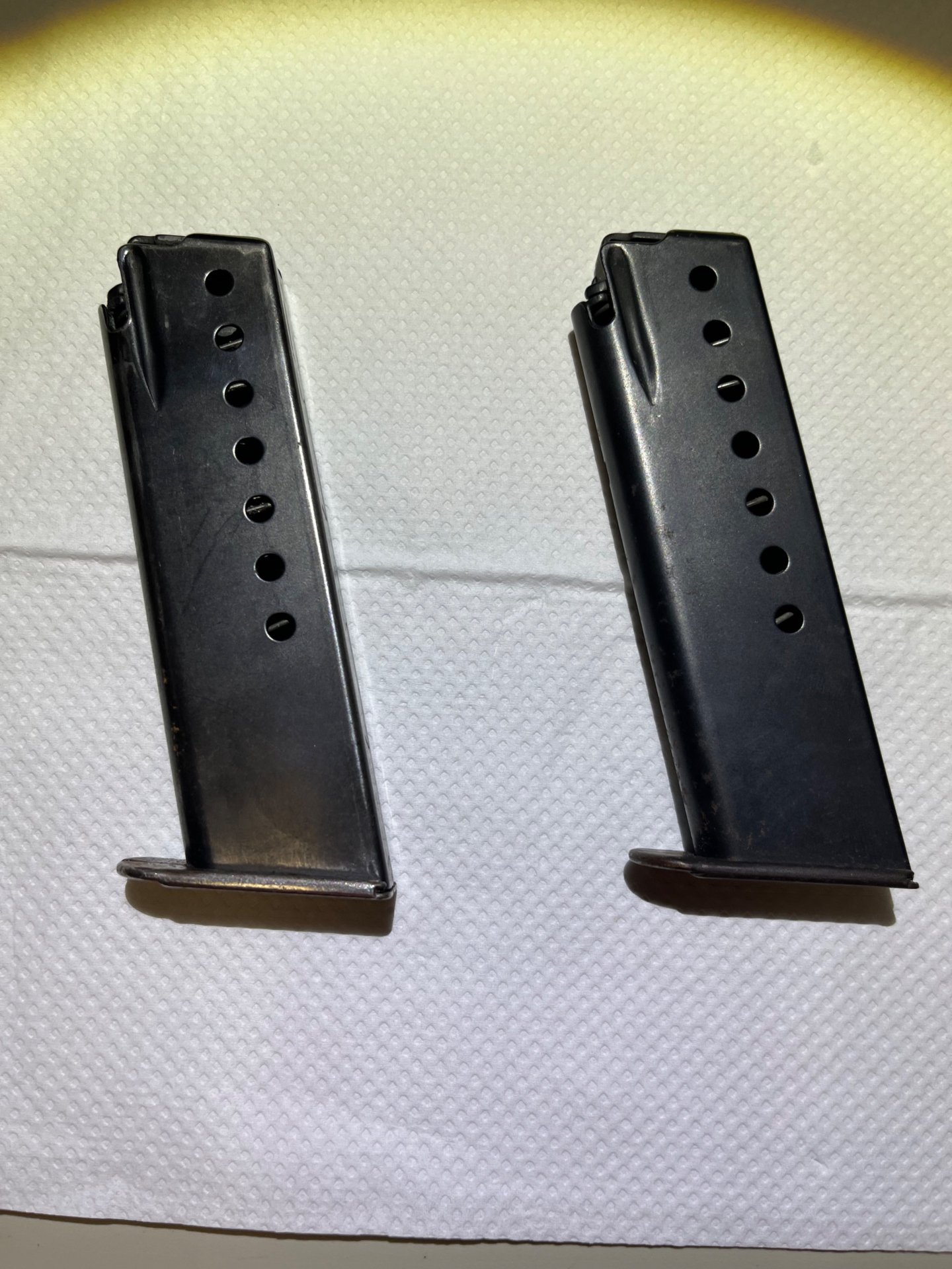 Sig Sauer P225/P6 zwei Magazine 9mm Luger – Bild 1