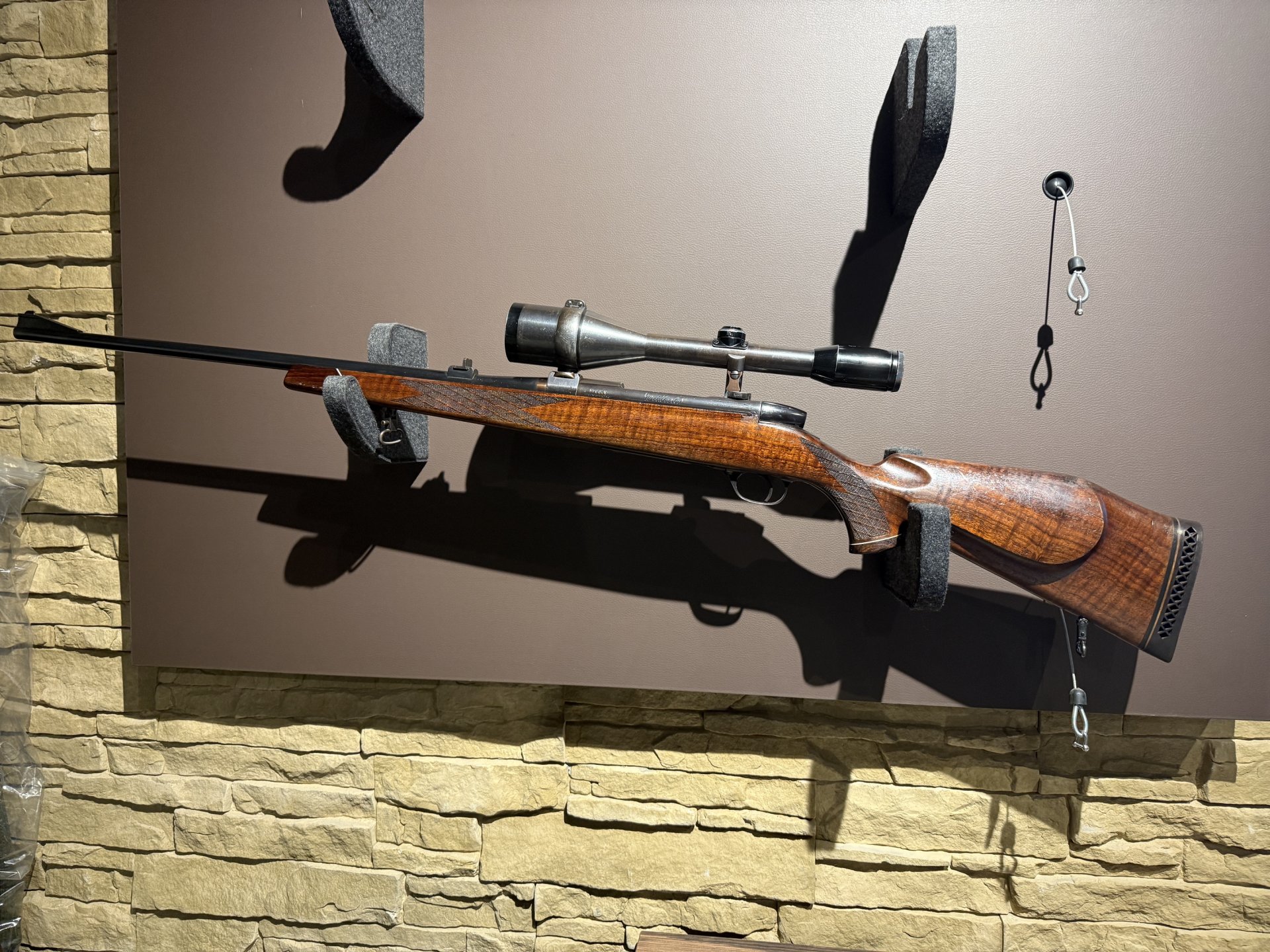 Weatherby Repetierbüchse Mark V Kal.: .300 WeathMag mit Zeiss Diasta 8x52 Zielfernrohr – Bild 1