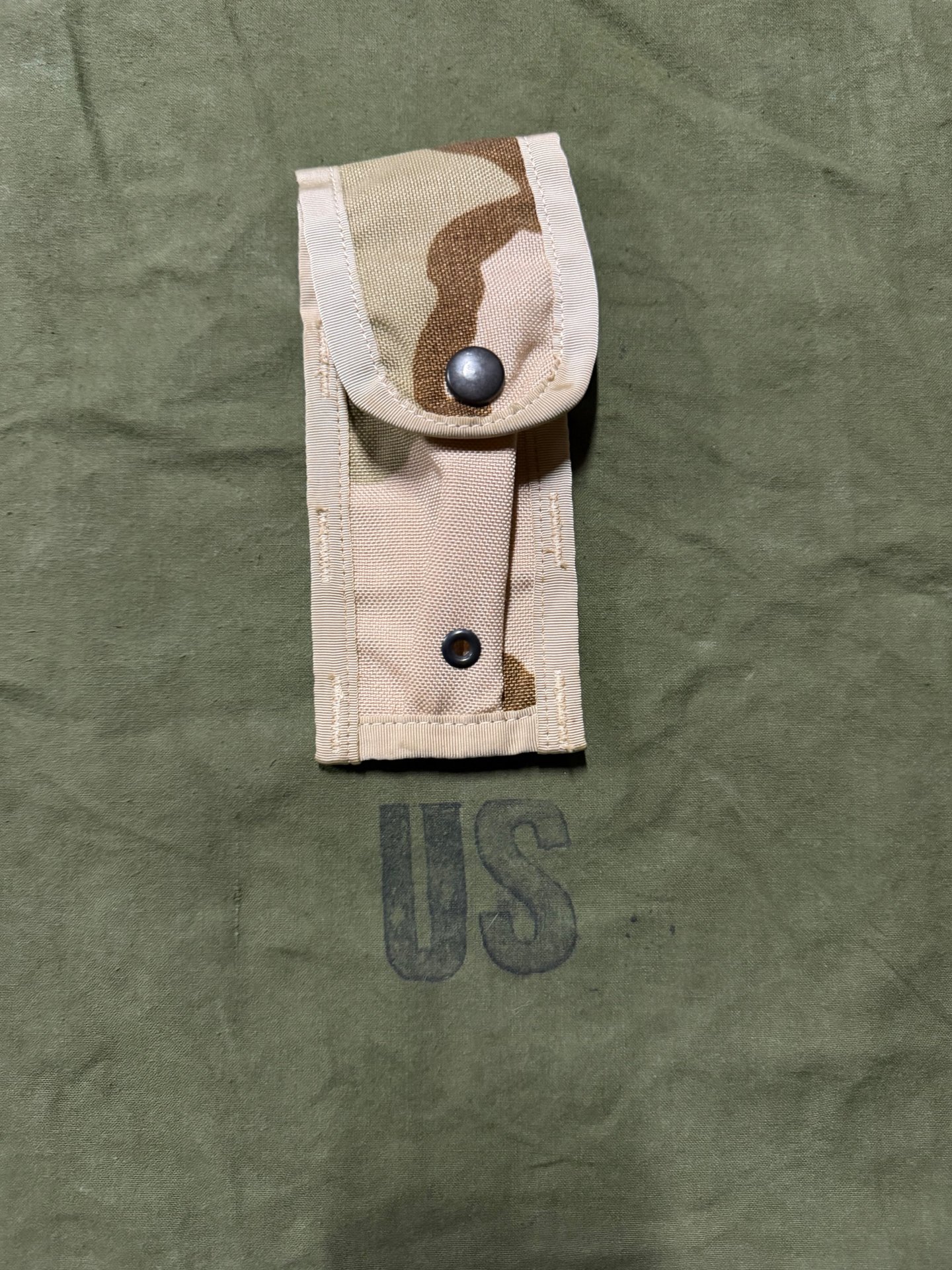US Army MOLLE II 9mm Magazintasche Single Desert Camo – NSN 8465-01-491-7520 – Bild 1