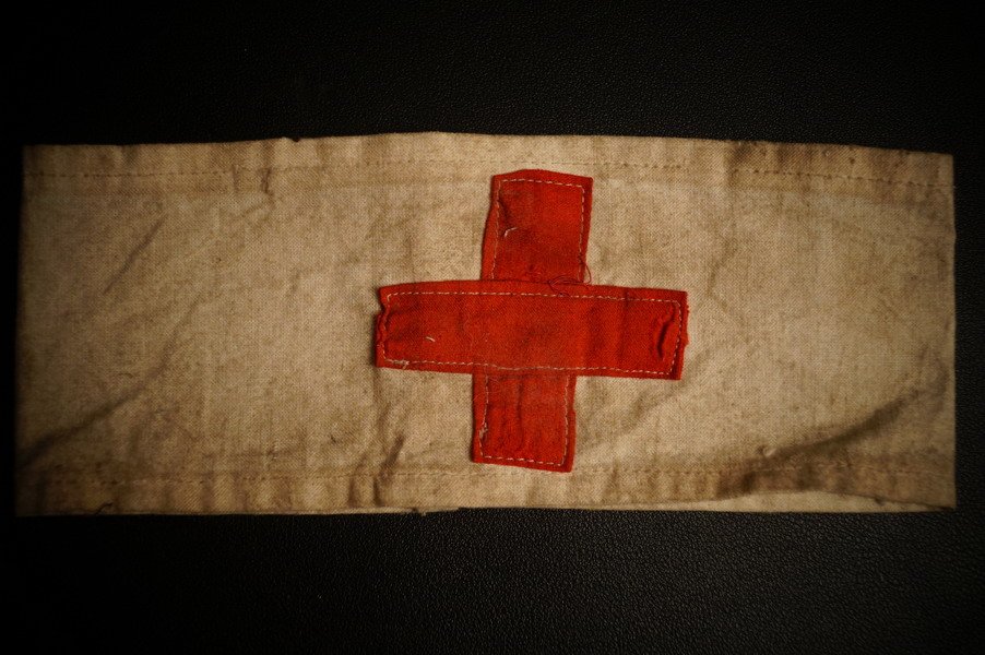 WK1 Rot Kreuz Armbinde, feldmäßig, getragen – Bild 1
