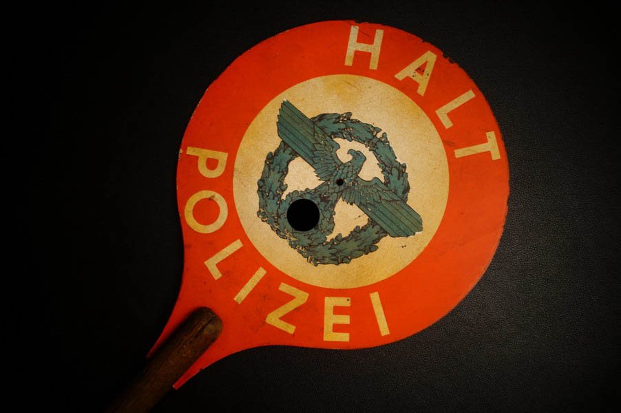 WK2 Polizei Winkerkelle, Holz, Bakeliteblech, selten – Bild 2