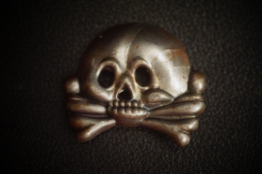 WK1 totenkopf, Eisenblech geprägt, magnetisch, grau getönt, auch Schaftmütze – Bild 1