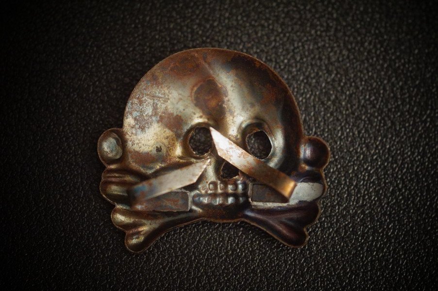 WK1 totenkopf, Eisenblech geprägt, magnetisch, grau getönt, auch Schaftmütze – Bild 2