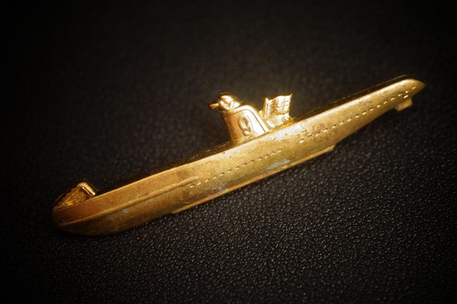 Kaiserliches U-Boot U-9 Abzeichen f. Angehörige, Bronze geprägt, vergoldet, WK1 – Bild 1