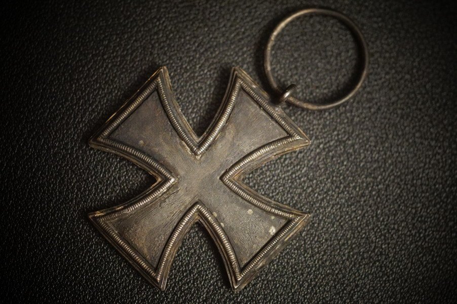 1813 Eisernes Kreuz, schlechter Zustand, teils offen, Eisenkern gestuft, magnetisch – Bild 3