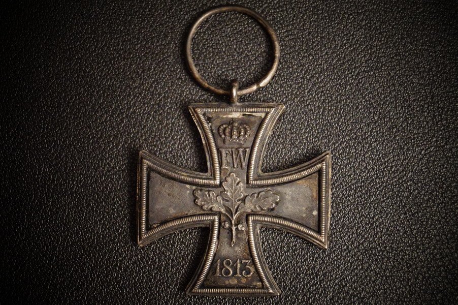 1813 Eisernes Kreuz, schlechter Zustand, teils offen, Eisenkern gestuft, magnetisch – Bild 1