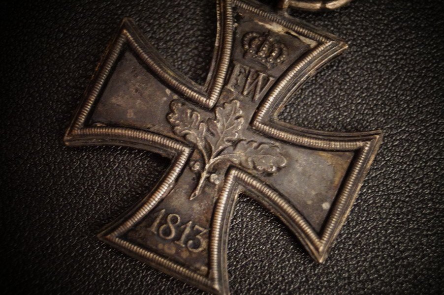 1813 Eisernes Kreuz, schlechter Zustand, teils offen, Eisenkern gestuft, magnetisch – Bild 2