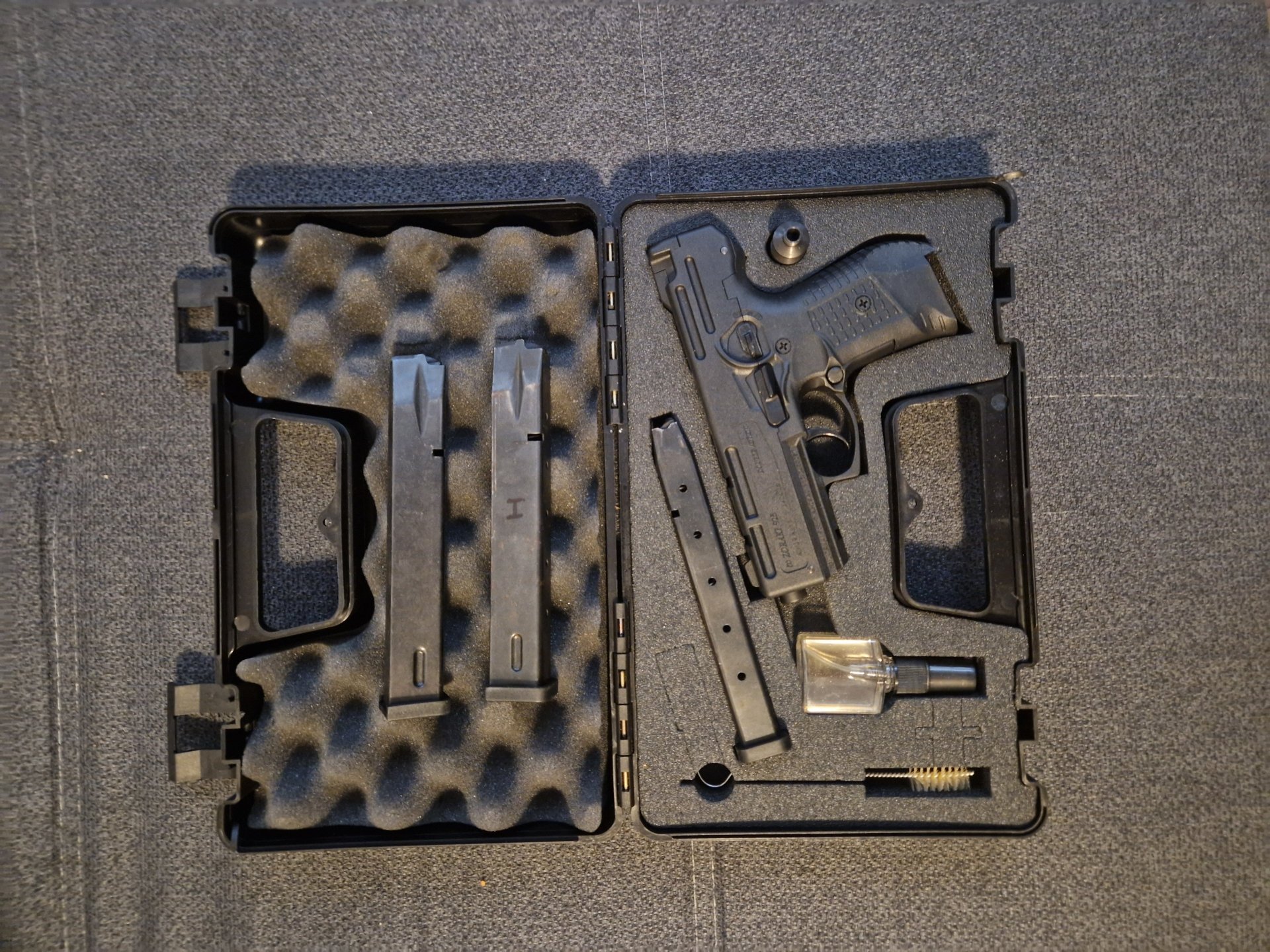 Zoraki 925 9mm P.A.K. schwarz + 2 Magazine – Bild 1