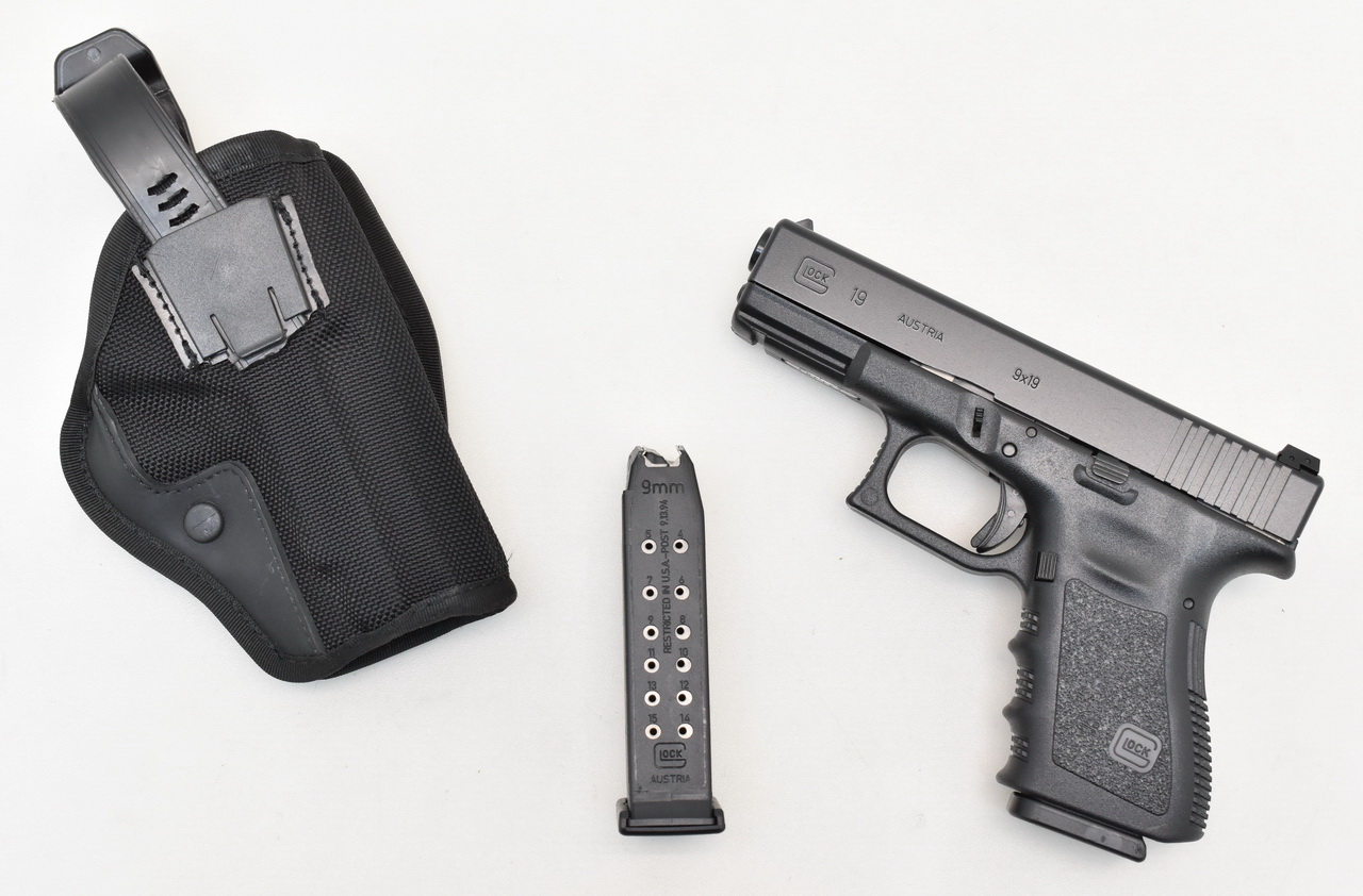GLOCK Pistole Modell 19 der 3. Generation im Kaliber 9mm Luger mit Reservemagazin & Holster – Bild 1