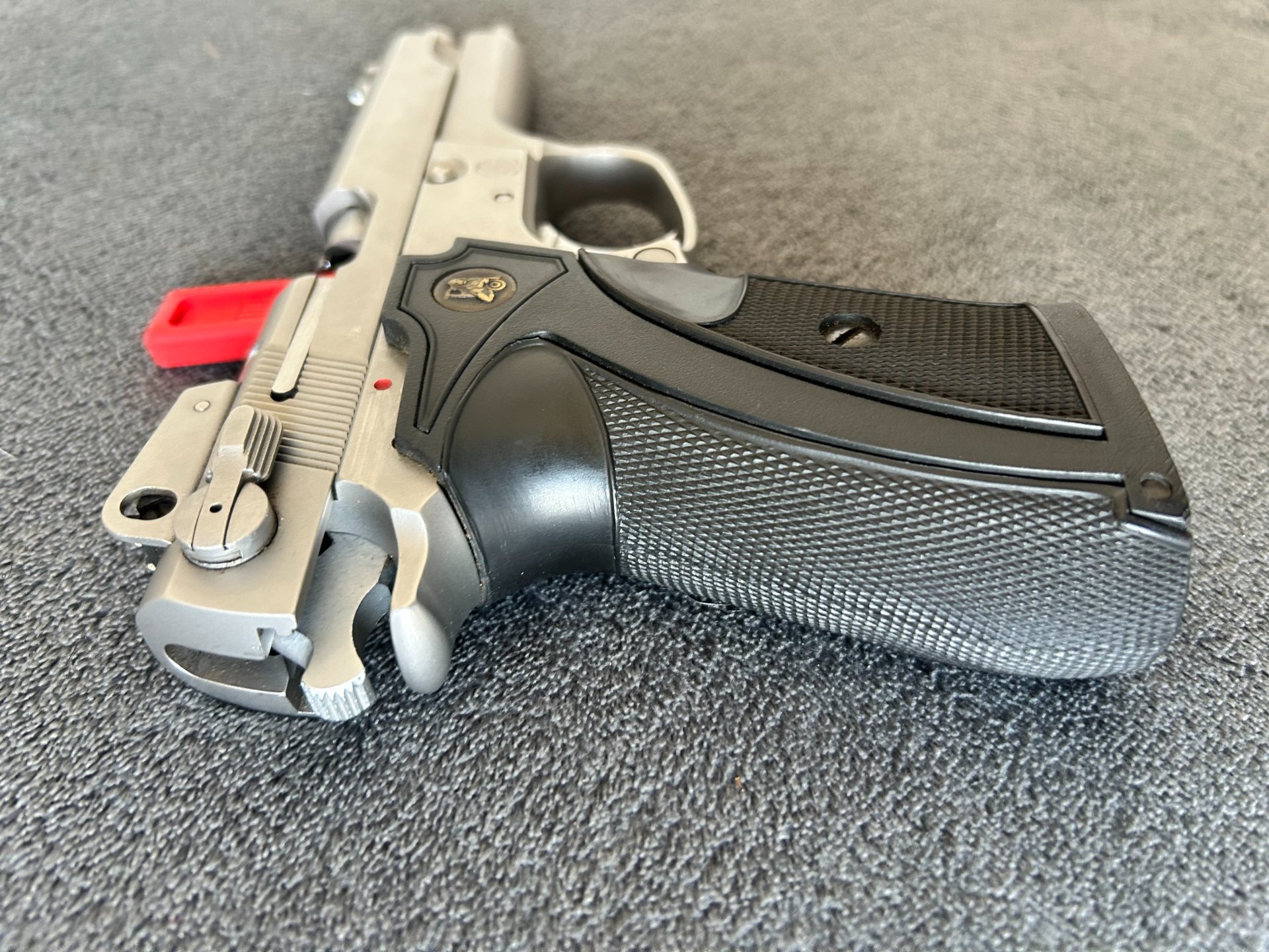 Smith & Wesson Mod. 5906 Kal. 9mm Luger mit Wechselmagazin u. Griffstück – Bild 2