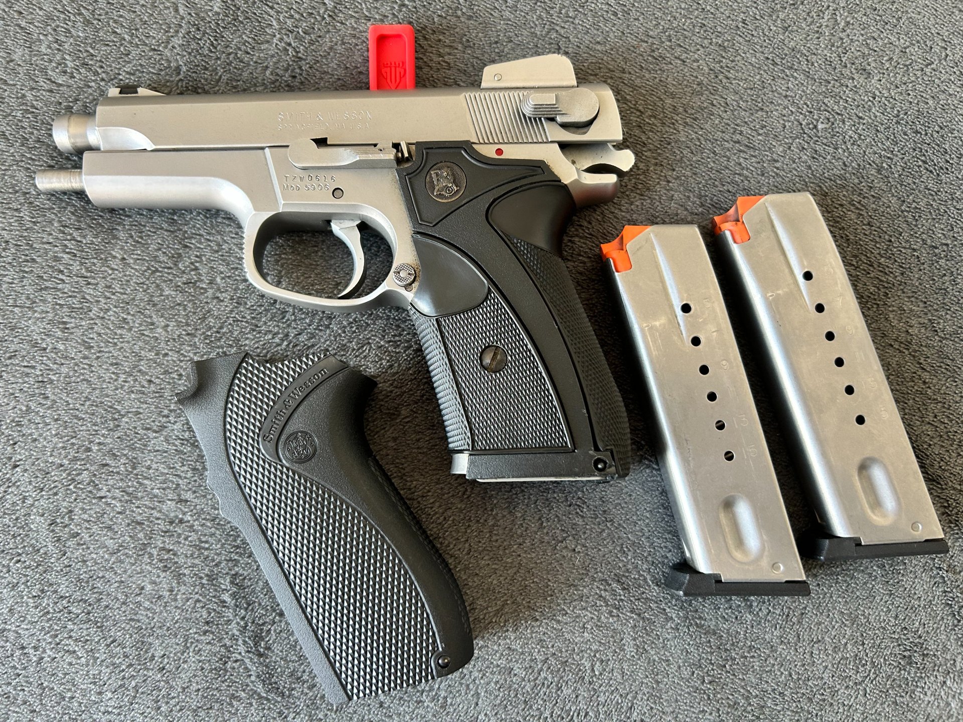 Smith & Wesson Mod. 5906 Kal. 9mm Luger mit Wechselmagazin u. Griffstück – Bild 1