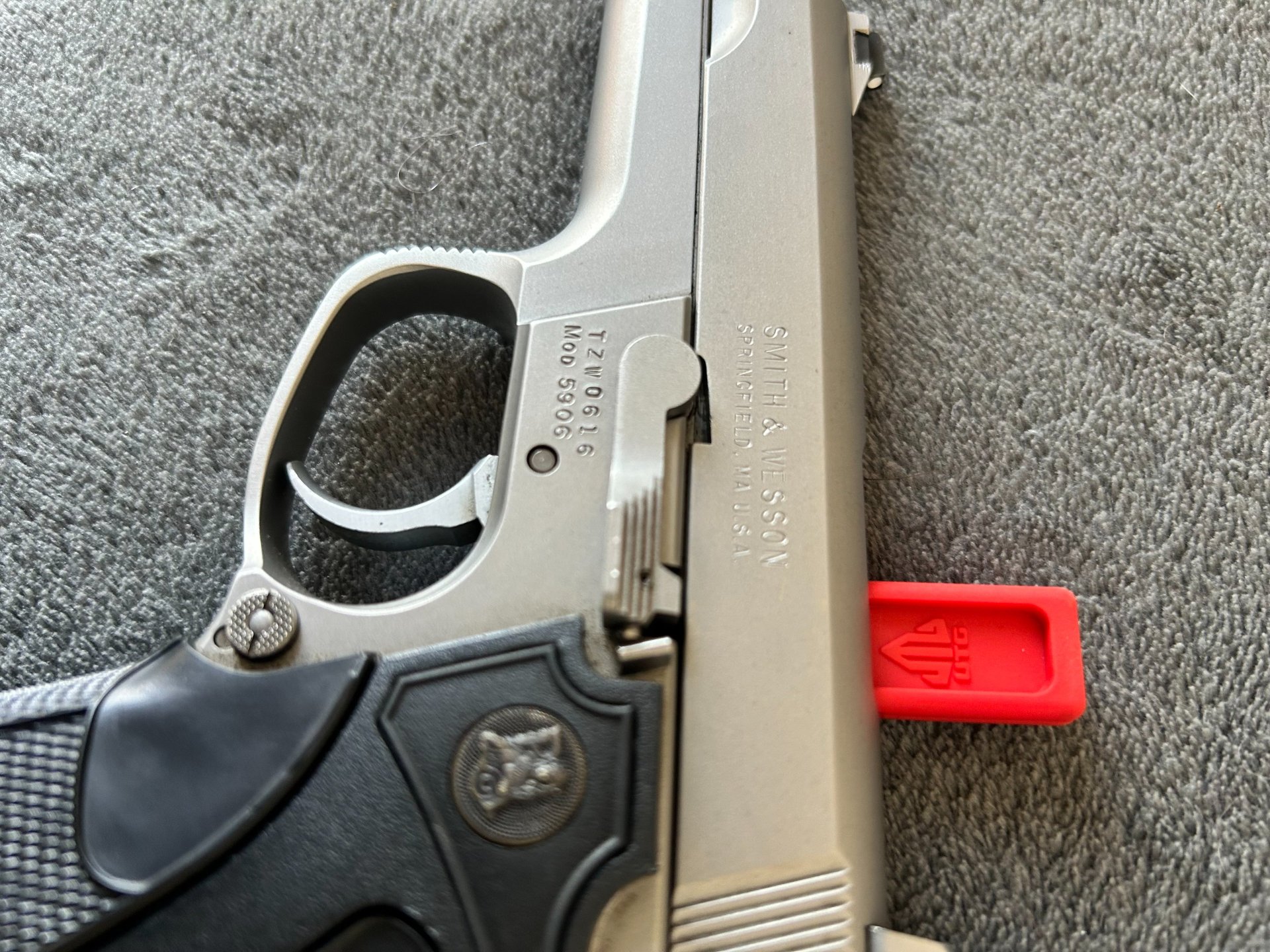 Smith & Wesson Mod. 5906 Kal. 9mm Luger mit Wechselmagazin u. Griffstück – Bild 3