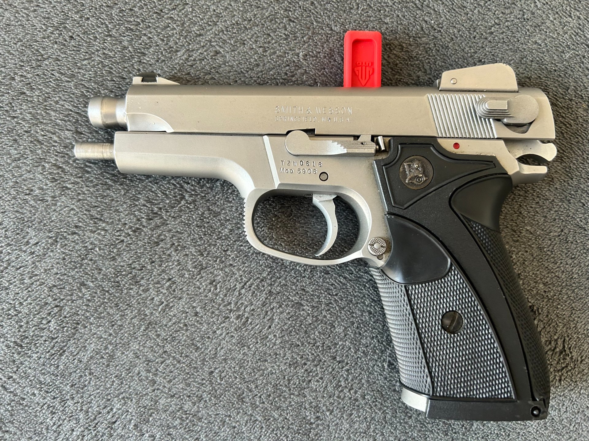 Smith & Wesson Mod. 5906 Kal. 9mm Luger mit Wechselmagazin u. Griffstück – Bild 4