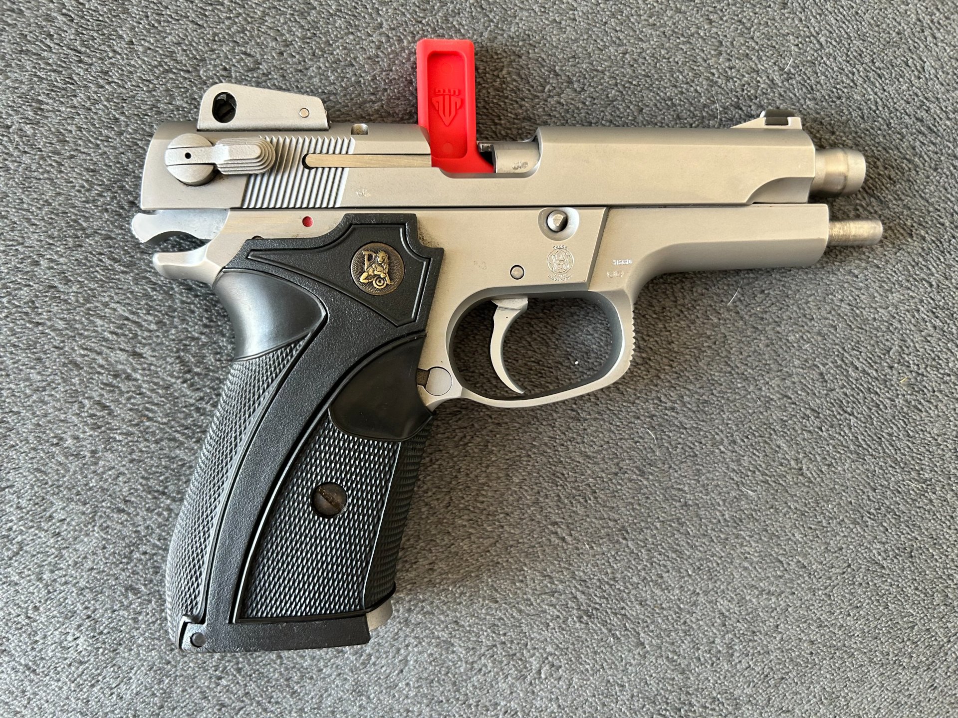 Smith & Wesson Mod. 5906 Kal. 9mm Luger mit Wechselmagazin u. Griffstück – Bild 5