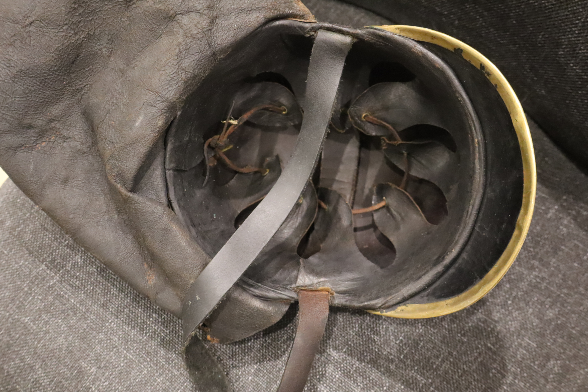 lederner Feuerwehrhelm Preußen um 1900 – Bild 2